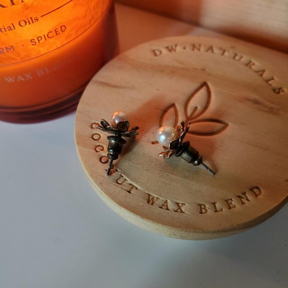 Vintage Floral Gold Tone Faux Pearl Classic Small Stud Earrings - Picture 5 of 9